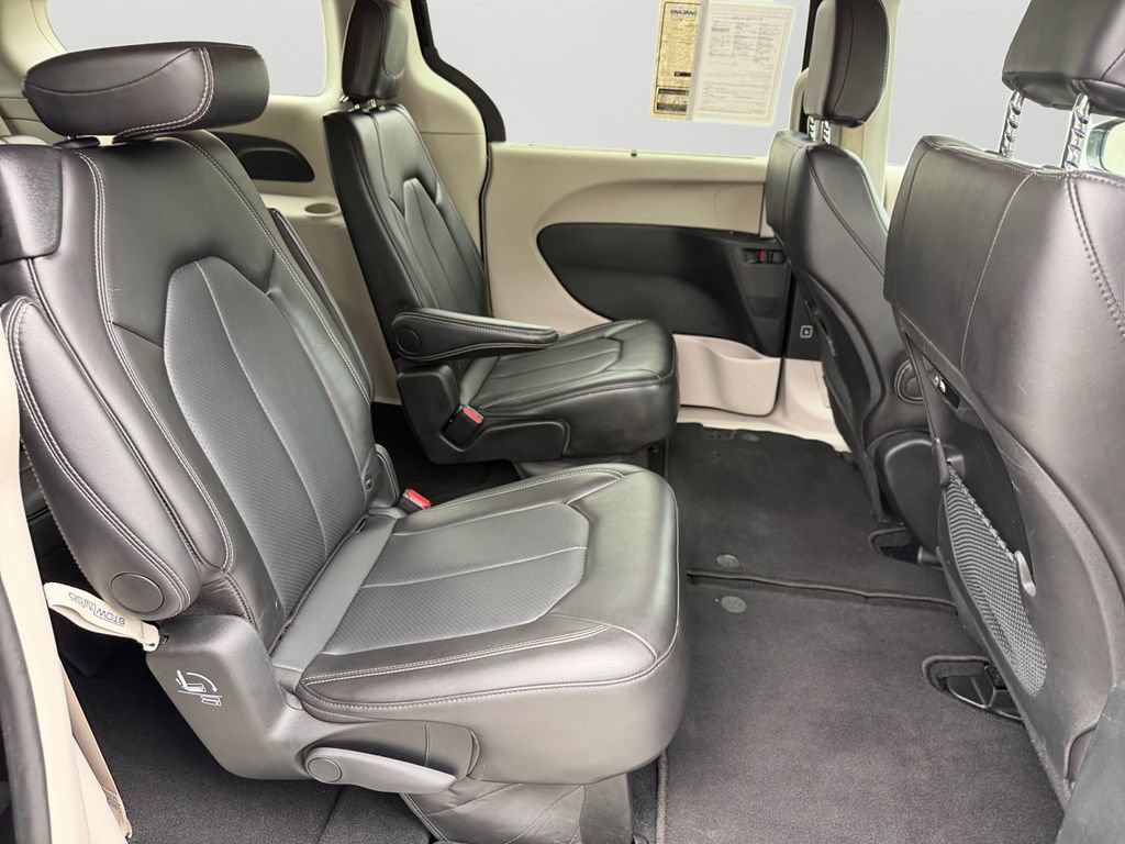 Used 2024 Chrysler Pacifica Touring-L FWD image 13