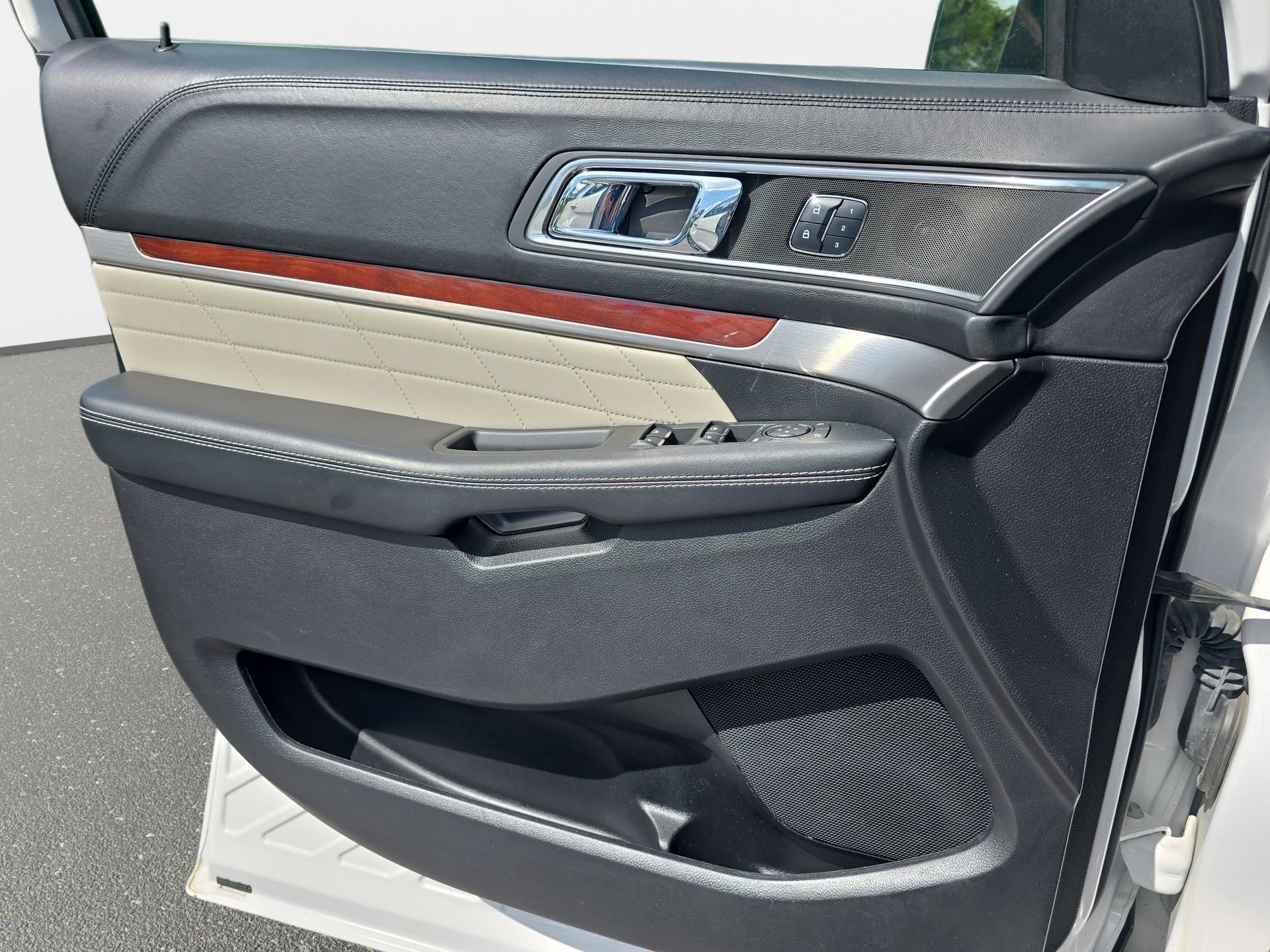 Used 2018 Ford Explorer Platinum AWD/4WD image 26