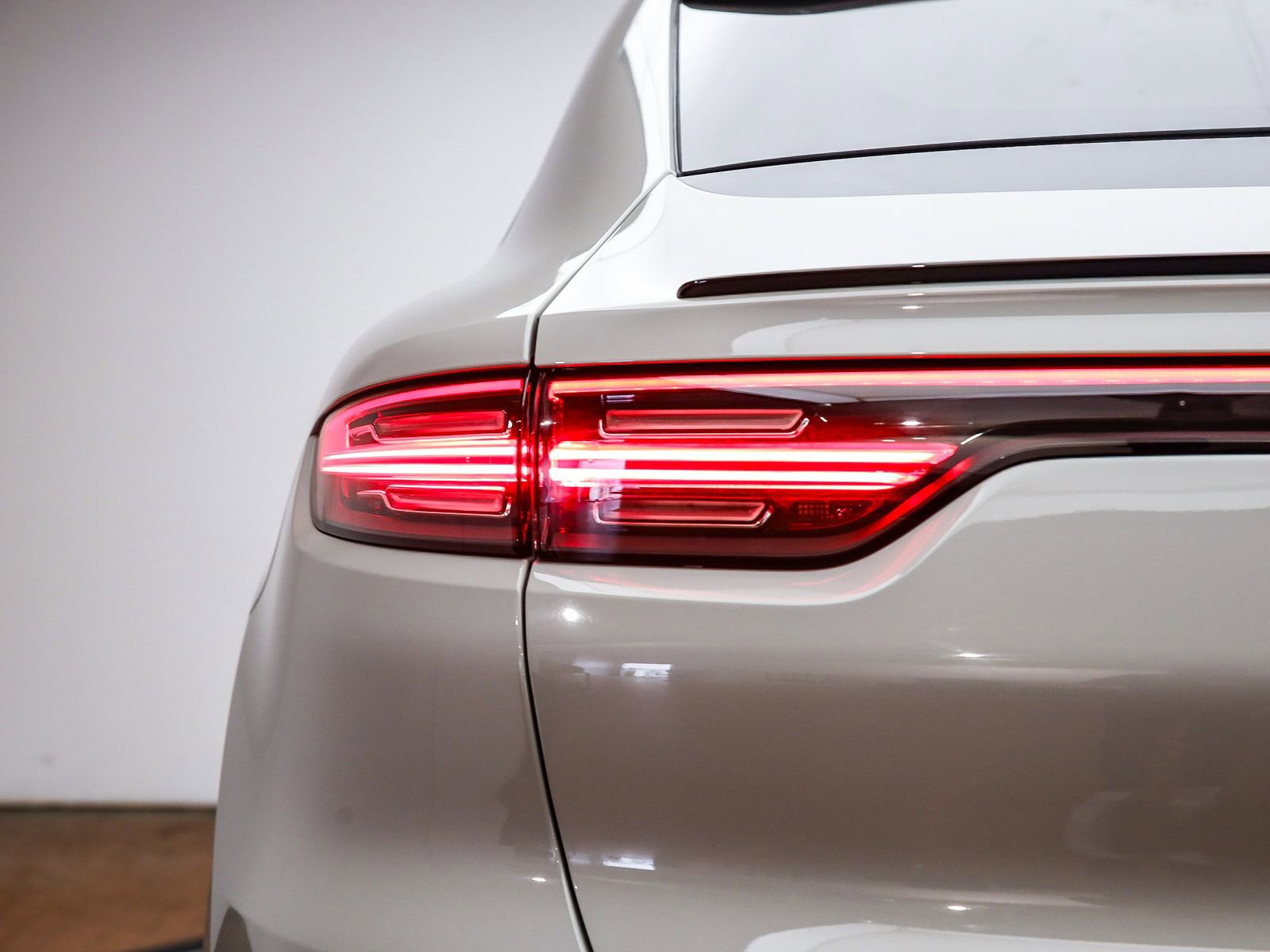 Certified 2022 Porsche Cayenne Platinum Edition AWD/4WD image 8