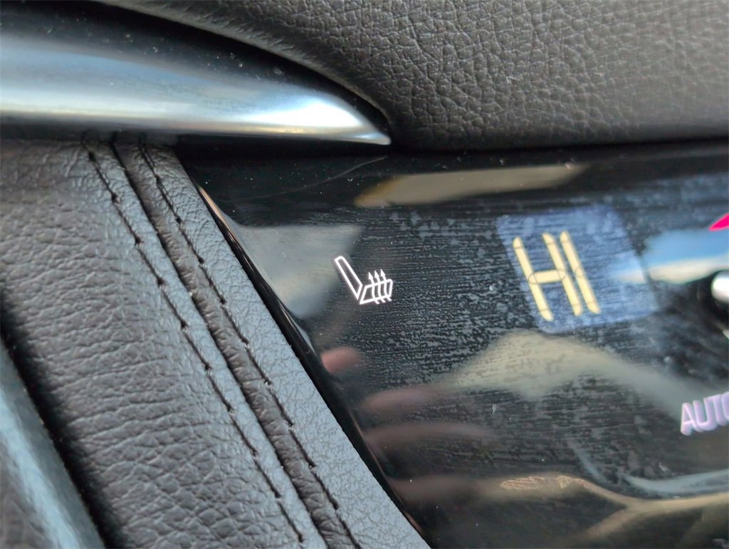 Used 2025 Cadillac XT6 Luxury image 16