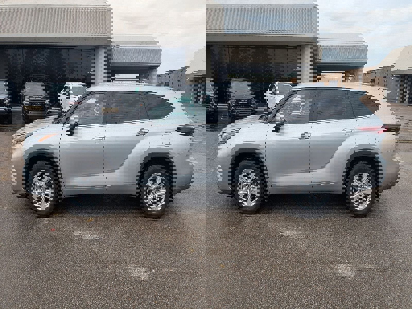 Used 2024 Toyota Highlander LE image 28