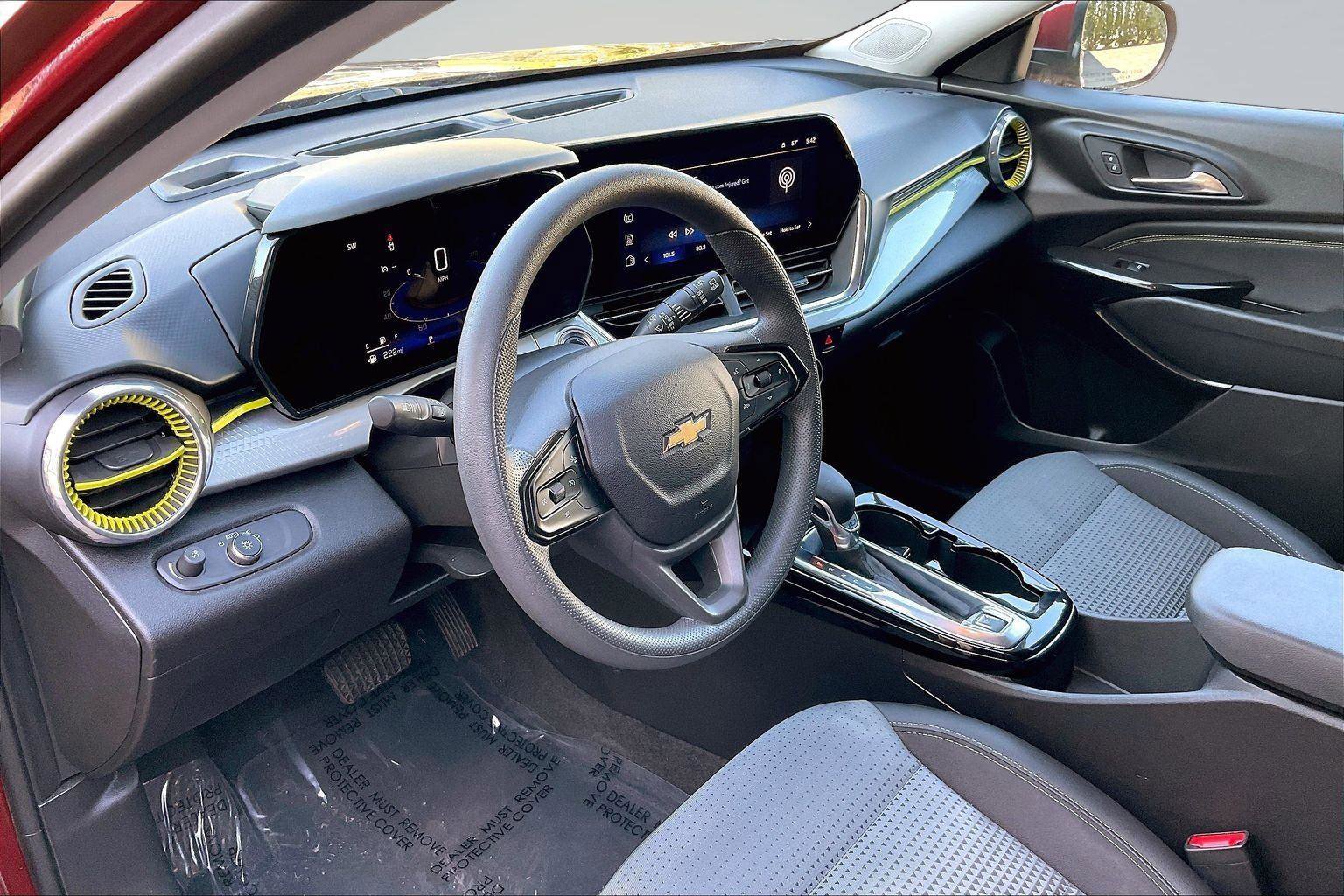 Used 2025 Chevrolet Trax LT FWD image 15