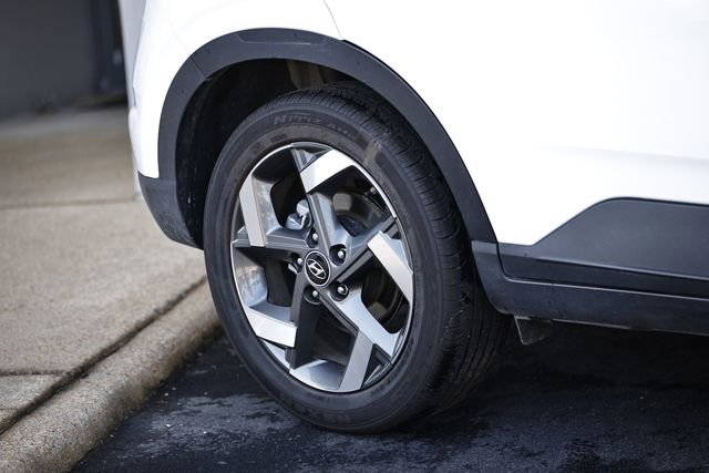 Used 2025 Hyundai Venue SEL FWD image 6
