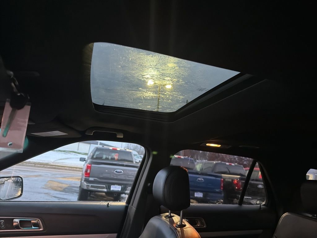 Used 2017 Ford Explorer XLT w/ Equipment Group 202A image 9