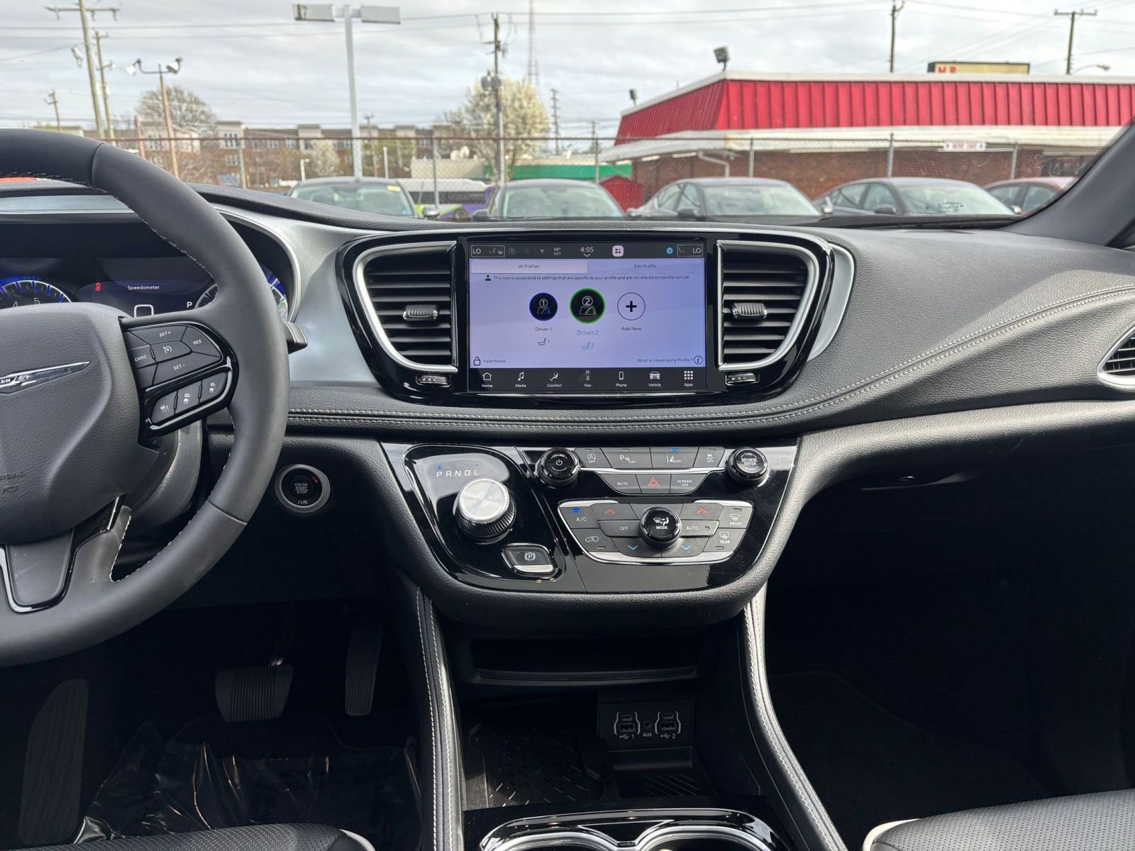 Used 2025 Chrysler Pacifica Limited image 17