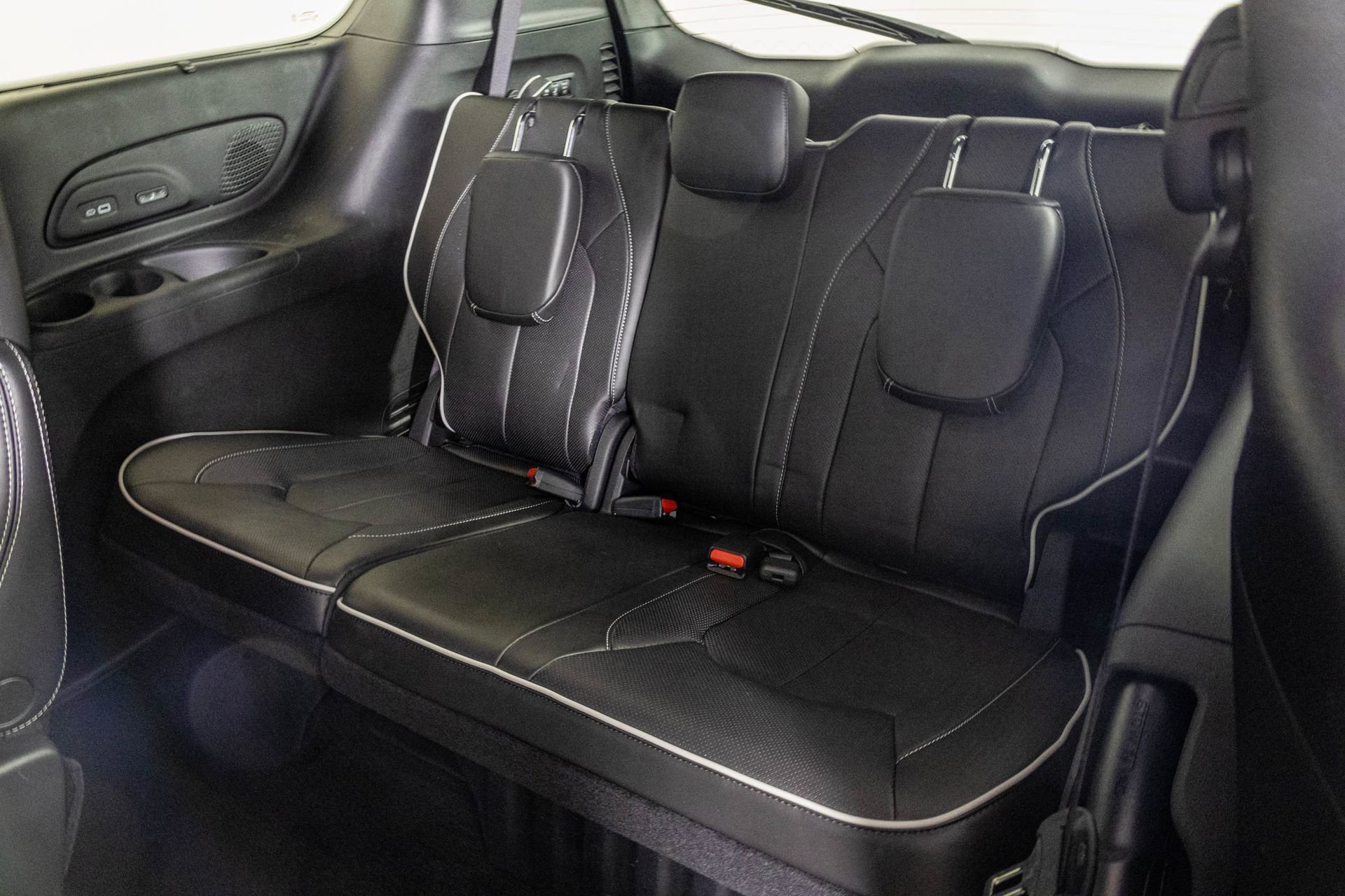 Used 2023 Chrysler Pacifica Limited w/ Uconnect Theater Family Group image 41