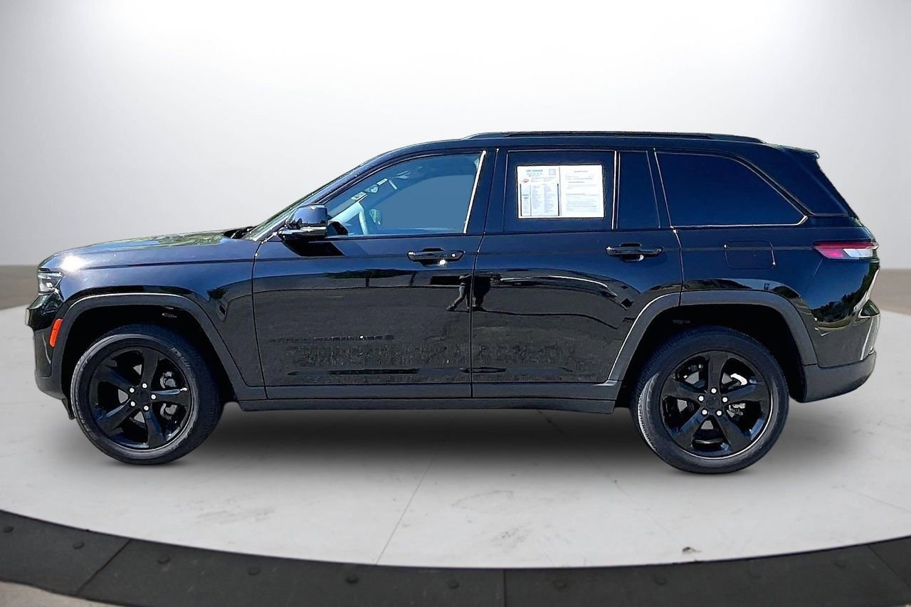 Used 2023 Jeep Grand Cherokee Altitude AWD/4WD image 6