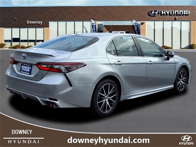 Used 2023 Toyota Camry SE image 4