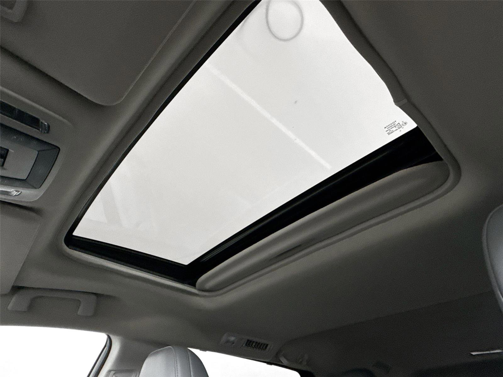 Certified 2024 Toyota Sienna XLE FWD image 6