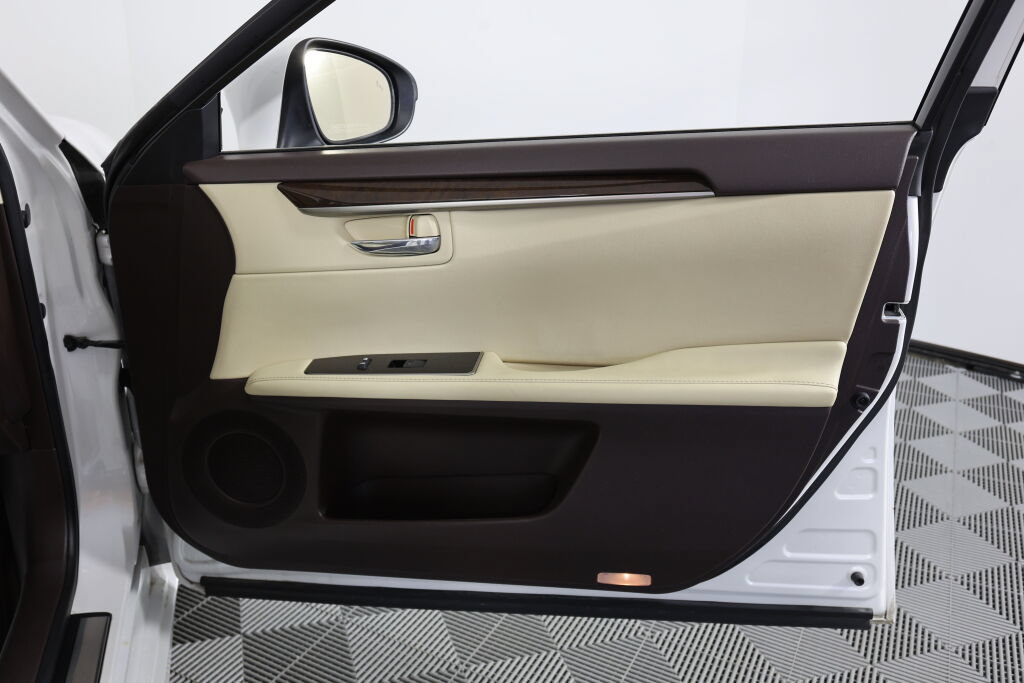 Used 2016 Lexus ES 300h w/ Luxury Package w/Wood Trim FWD image 26