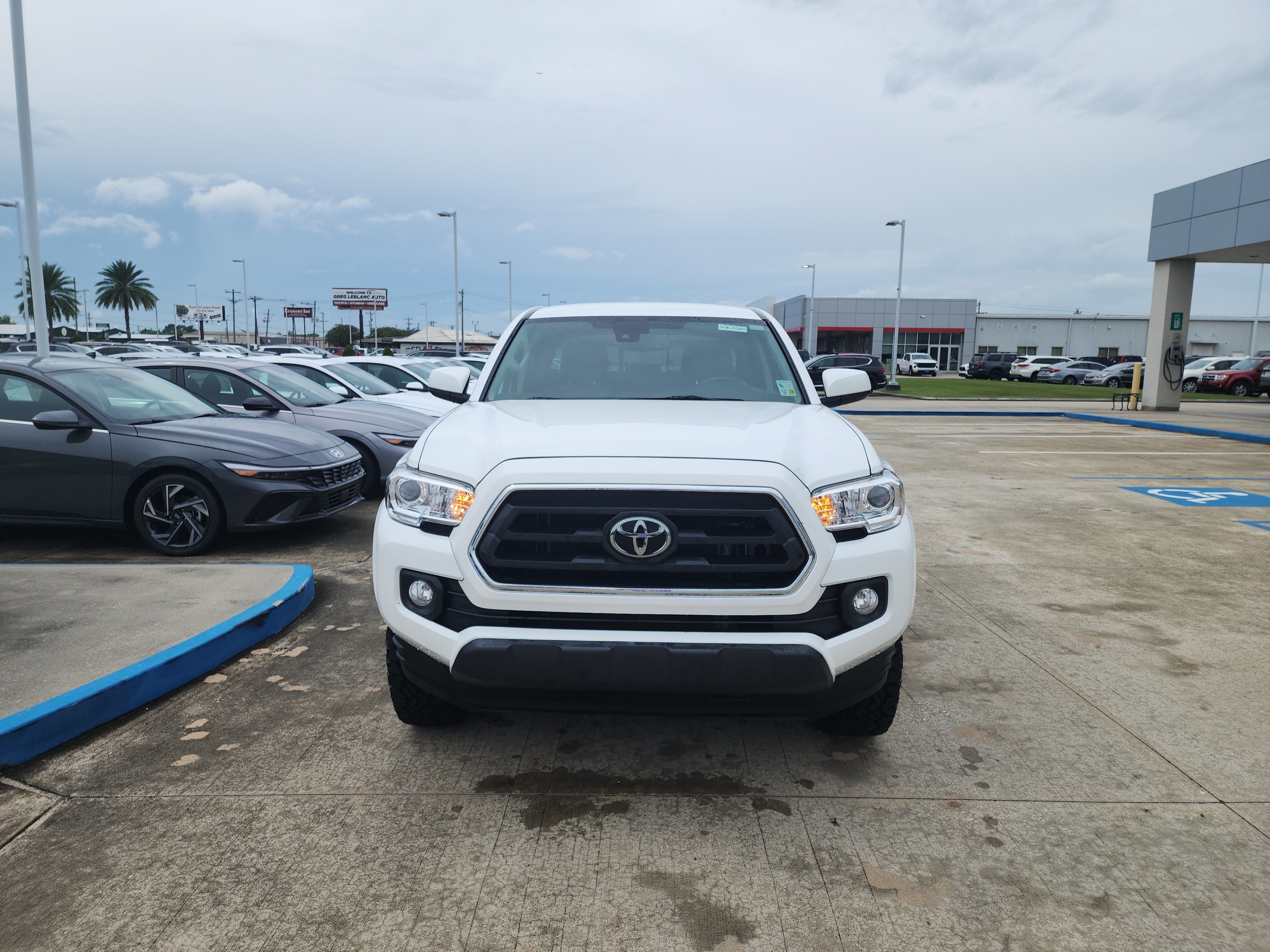 Used 2022 Toyota Tacoma SR5 RWD image 2