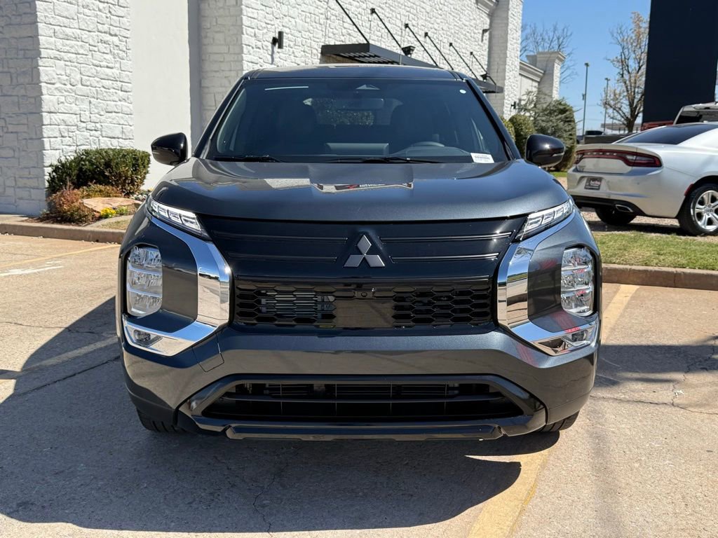 New 2026 Mitsubishi Outlander LE image 3