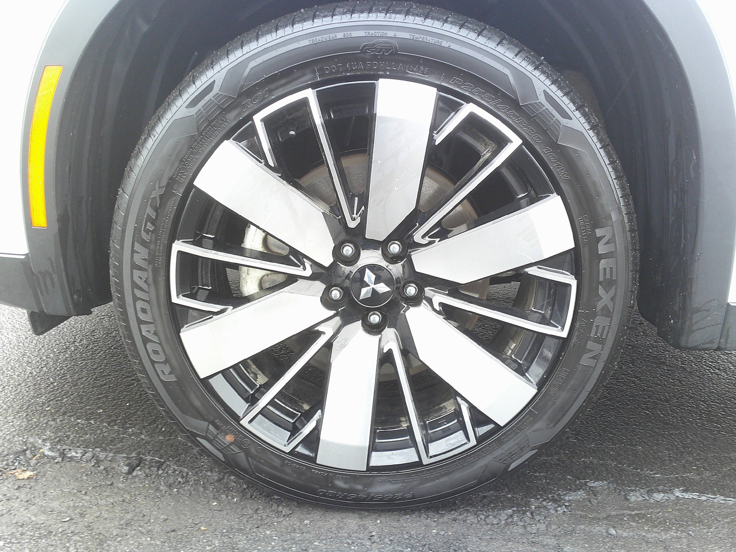 Used 2025 Mitsubishi Outlander SE image 12