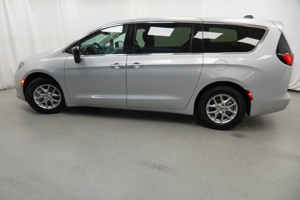 Used 2024 Chrysler Voyager LX FWD image 19