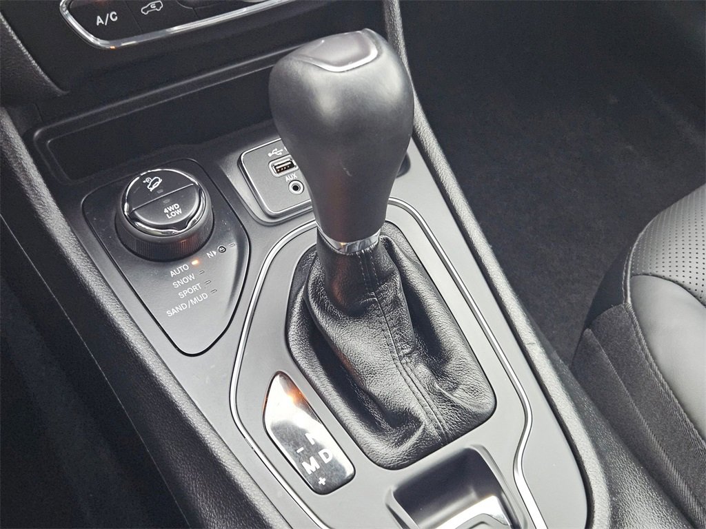 Certified 2021 Jeep Cherokee Latitude Lux w/ Trailer Tow Group image 18