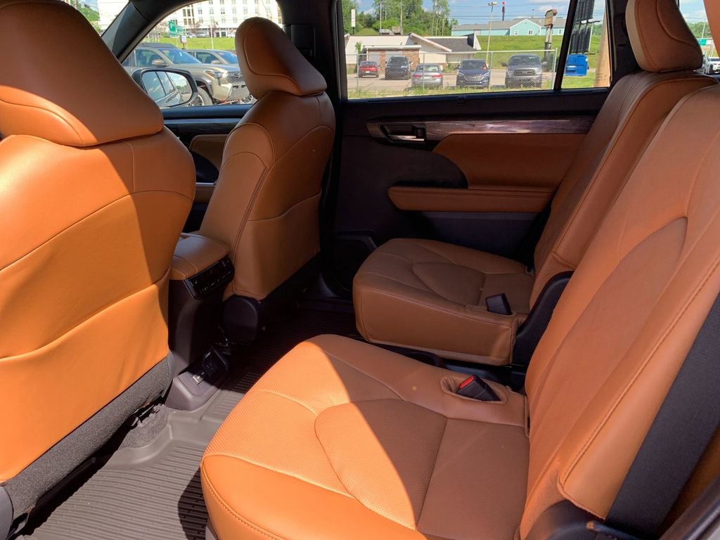 New 2026 Toyota Highlander Platinum AWD/4WD image 13