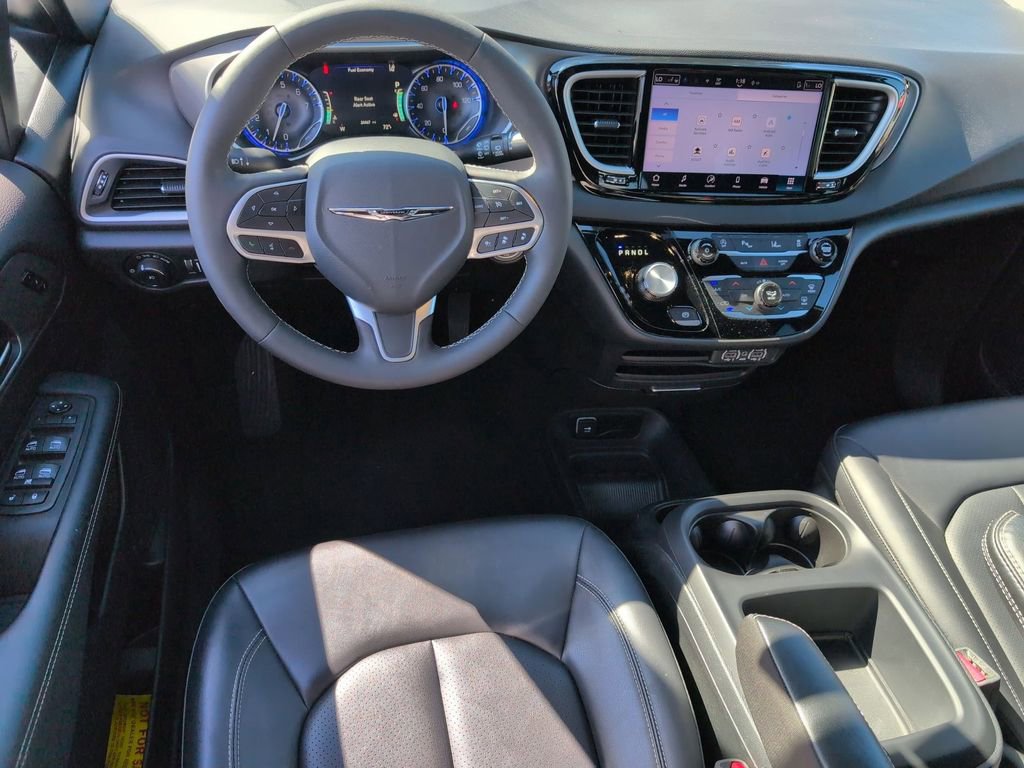 Used 2025 Chrysler Pacifica Select image 26