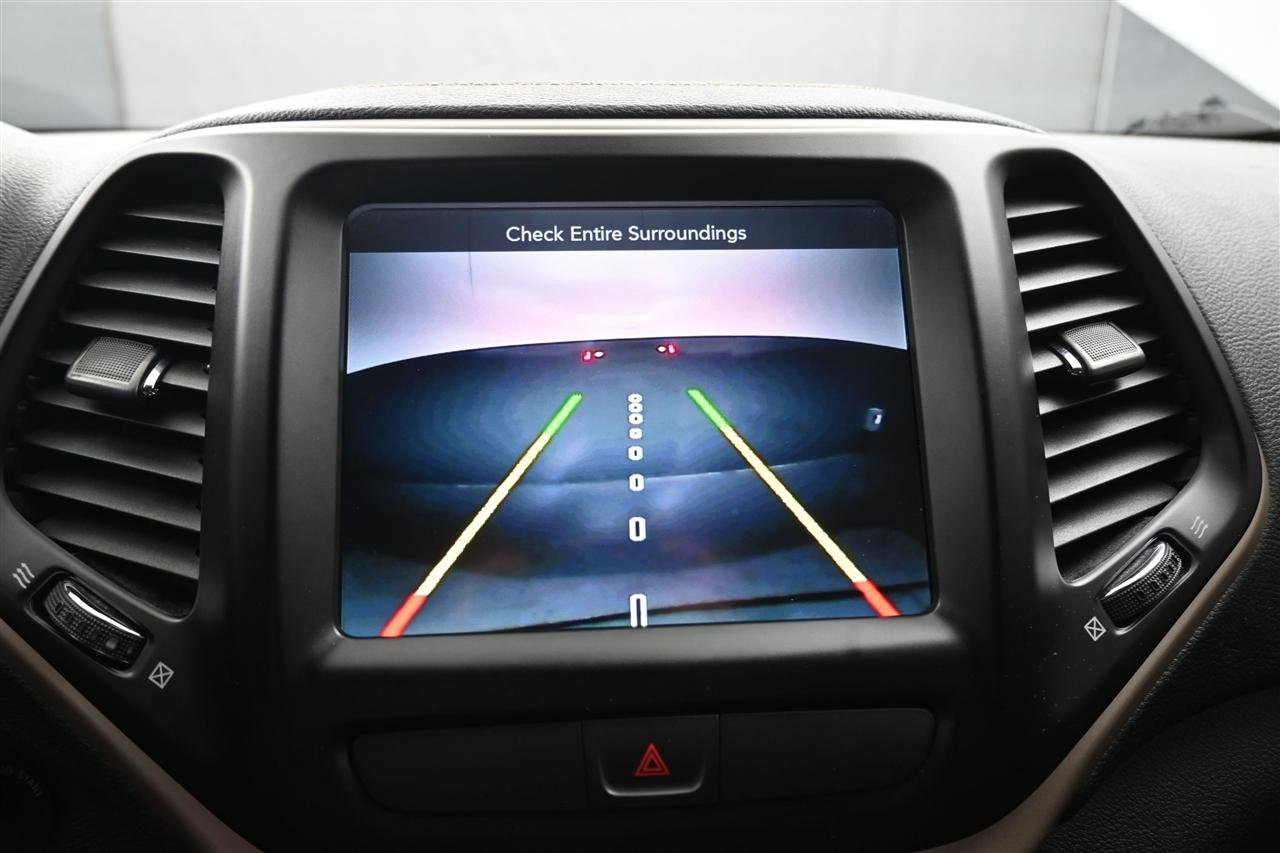 Used 2017 Jeep Cherokee Latitude w/ Cold Weather Group FWD image 16