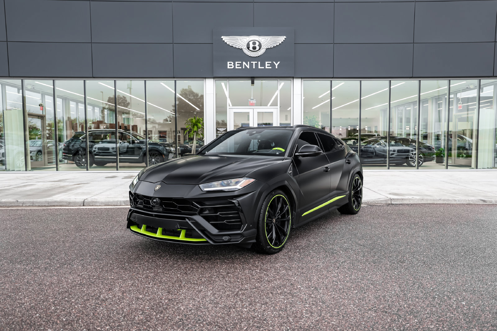 Used 2022 Lamborghini Urus AWD/4WD image 1