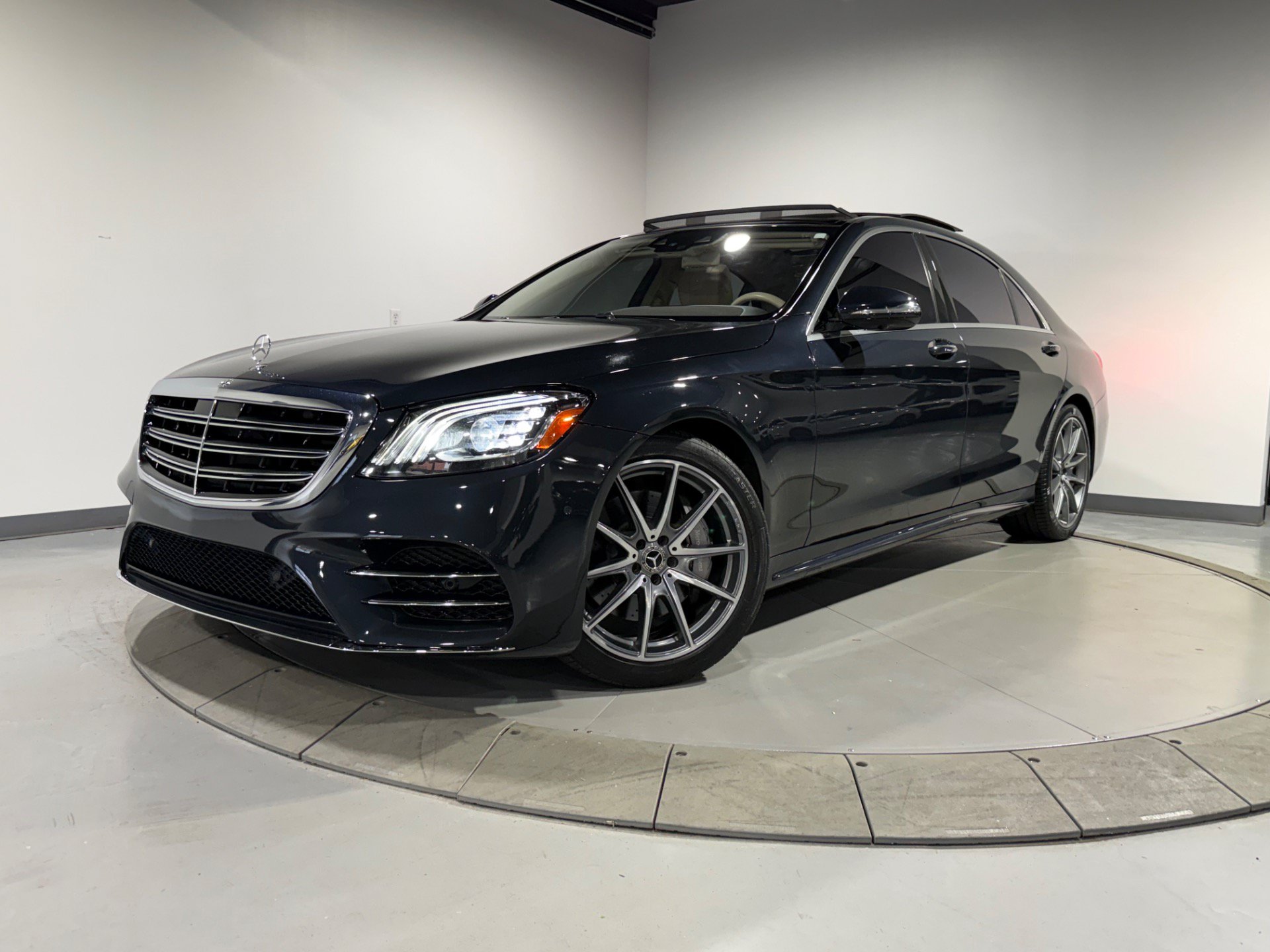 Used 2018 Mercedes-Benz S 450 Sedan image 2