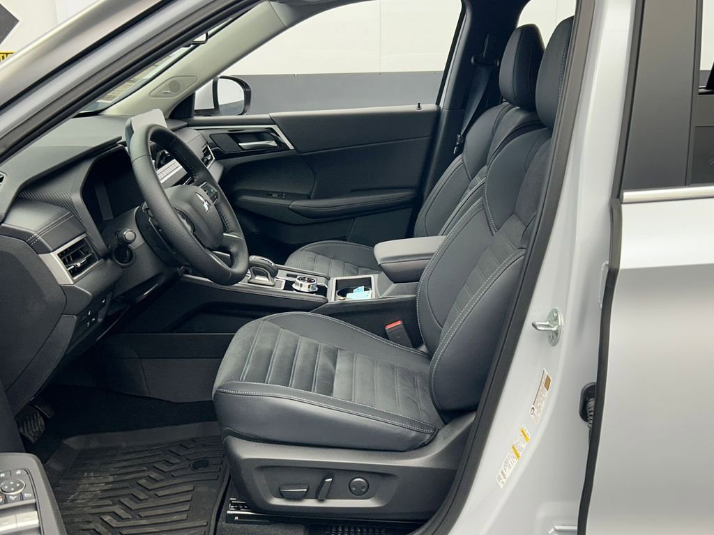 New 2025 Mitsubishi Outlander SE image 14