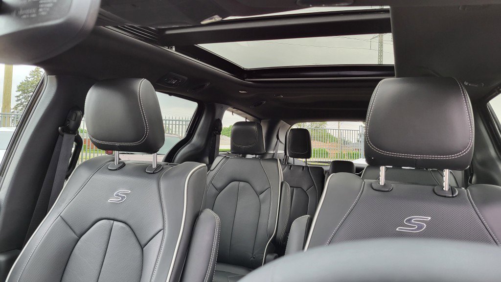 Used 2024 Chrysler Pacifica Limited w/ Uconnect Theater Family Group image 14