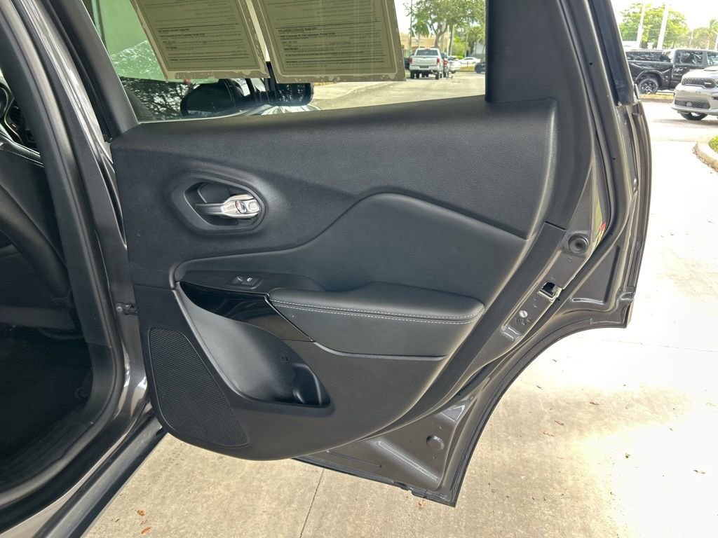 Used 2023 Jeep Cherokee Altitude Lux image 32