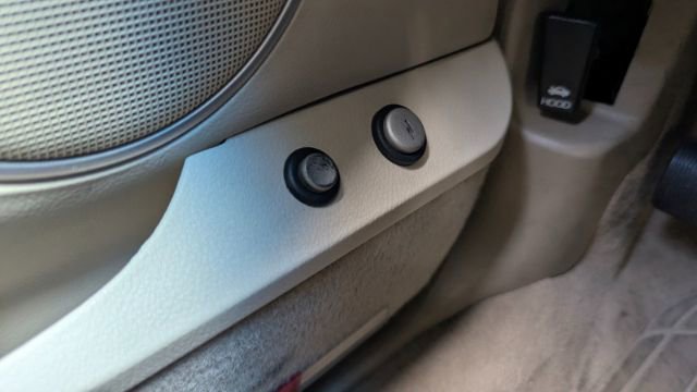 Used 2011 Lincoln Town Car Signature Limited image 32