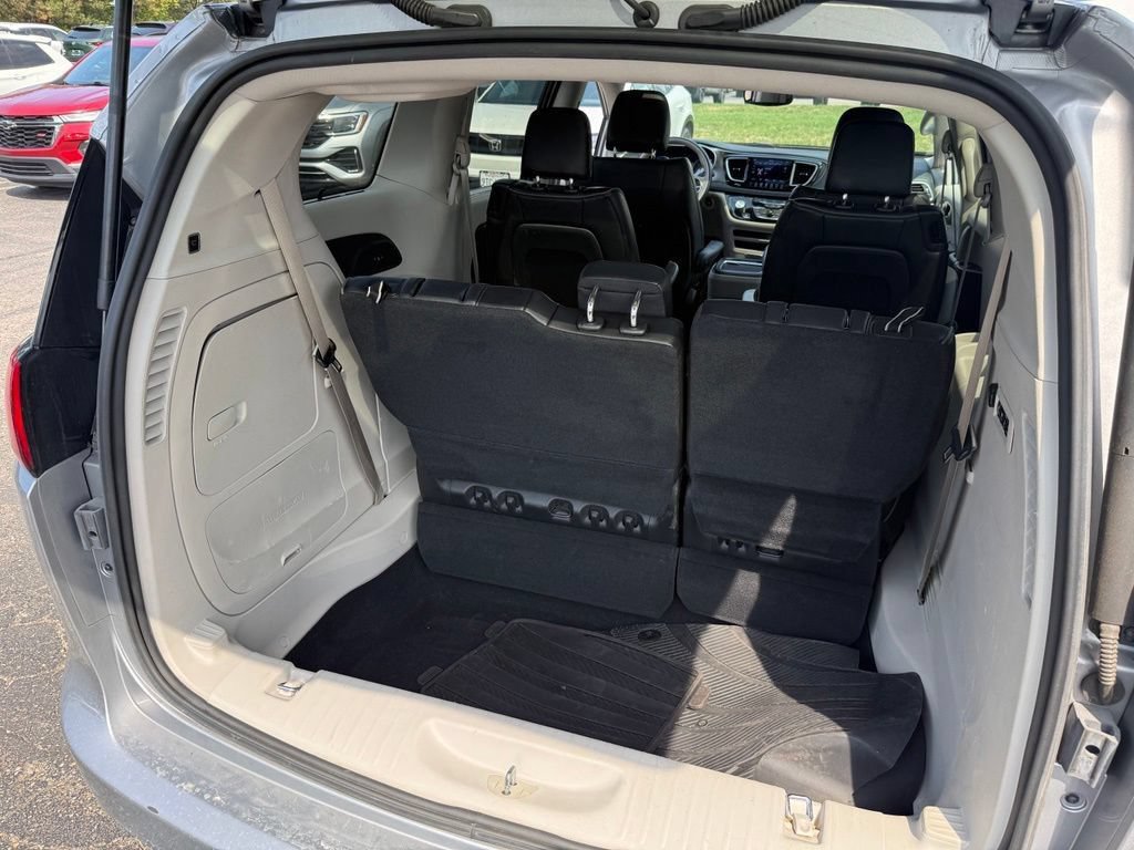 Used 2018 Chrysler Pacifica Limited FWD image 5