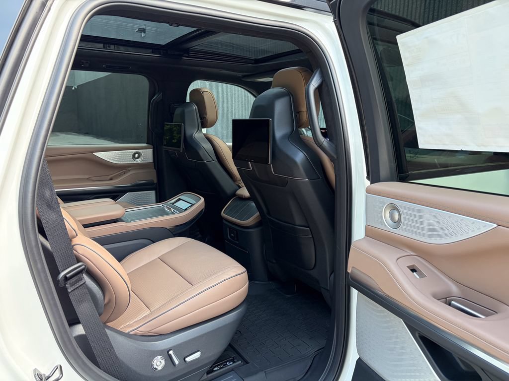 New 2027 Lincoln Navigator Black Label AWD/4WD image 32