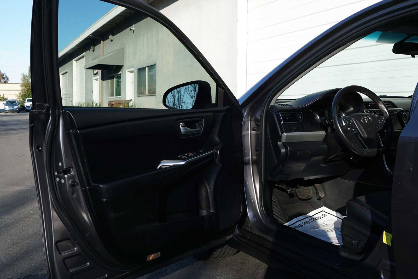 Used 2017 Toyota Camry SE w/ Moonroof Package image 37