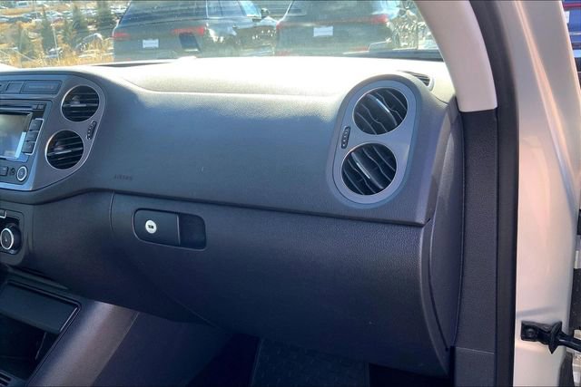 Used 2012 Volkswagen Tiguan SE image 16