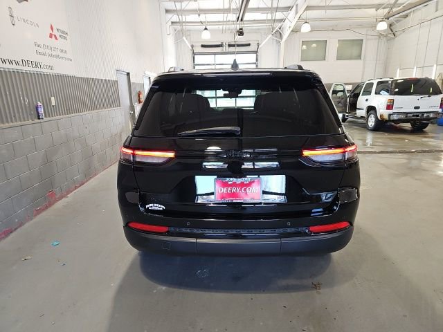 Used 2023 Jeep Grand Cherokee Altitude image 4