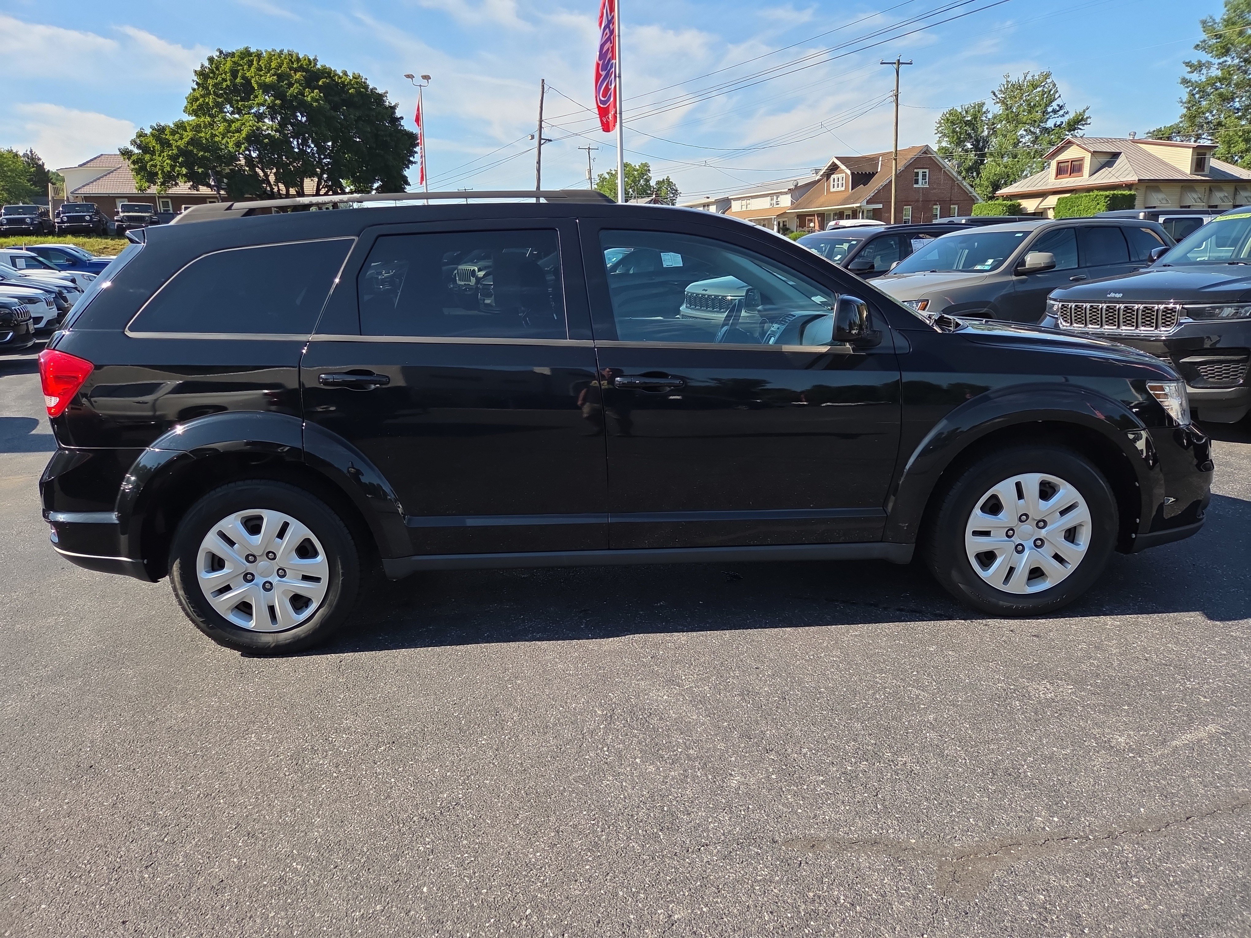 Used 2019 Dodge Journey SE FWD image 2