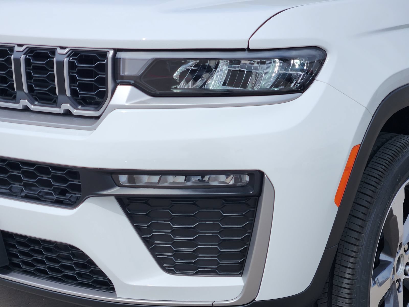 New 2026 Jeep Grand Cherokee Limited RWD image 9