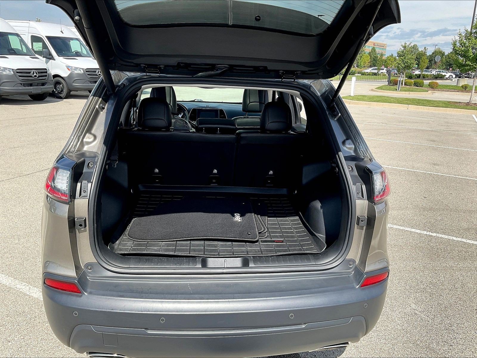 Used 2019 Jeep Cherokee Latitude Plus w/ Comfort/Convenience Group AWD/4WD image 40