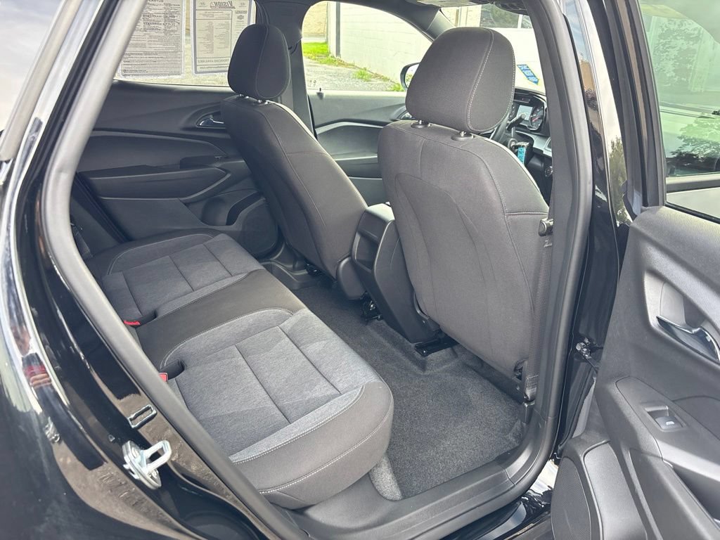 Used 2024 Chevrolet Trax RS w/ Sunroof Package FWD image 28