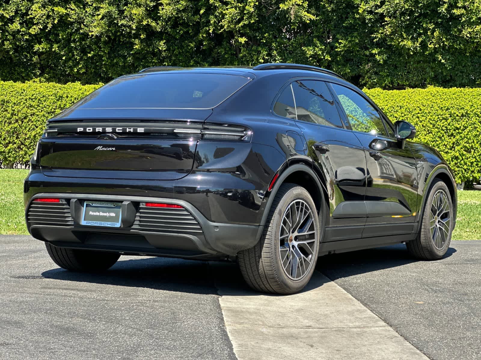 New 2026 Porsche Macan Electric RWD image 8