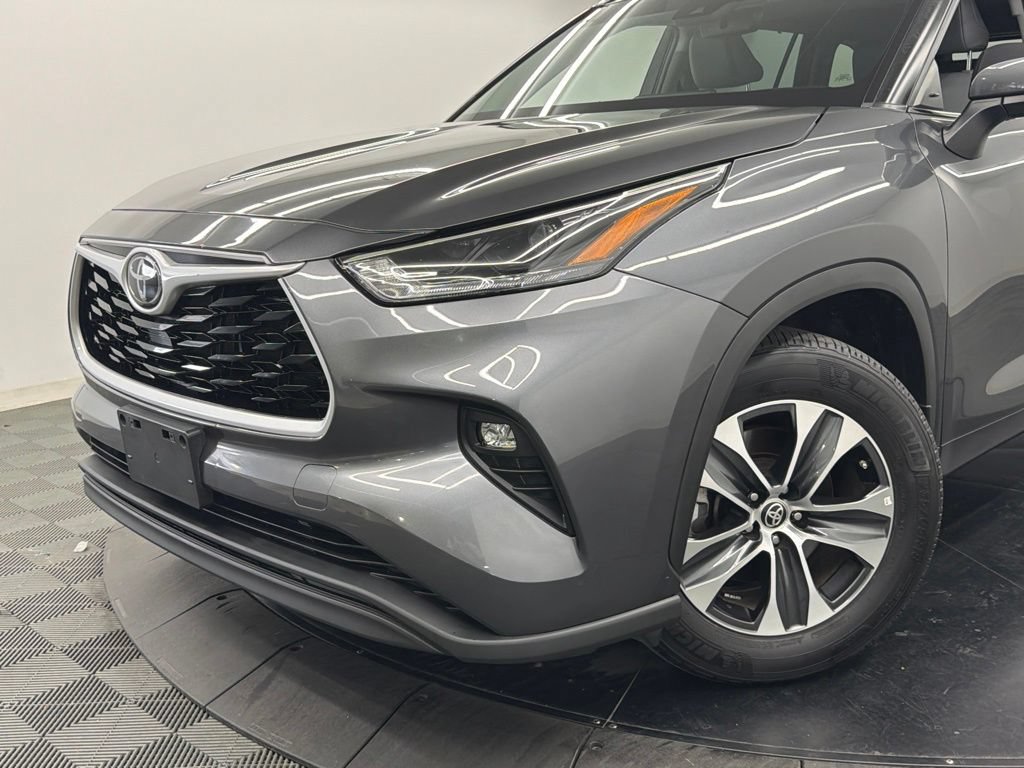 Used 2022 Toyota Highlander XLE FWD image 4