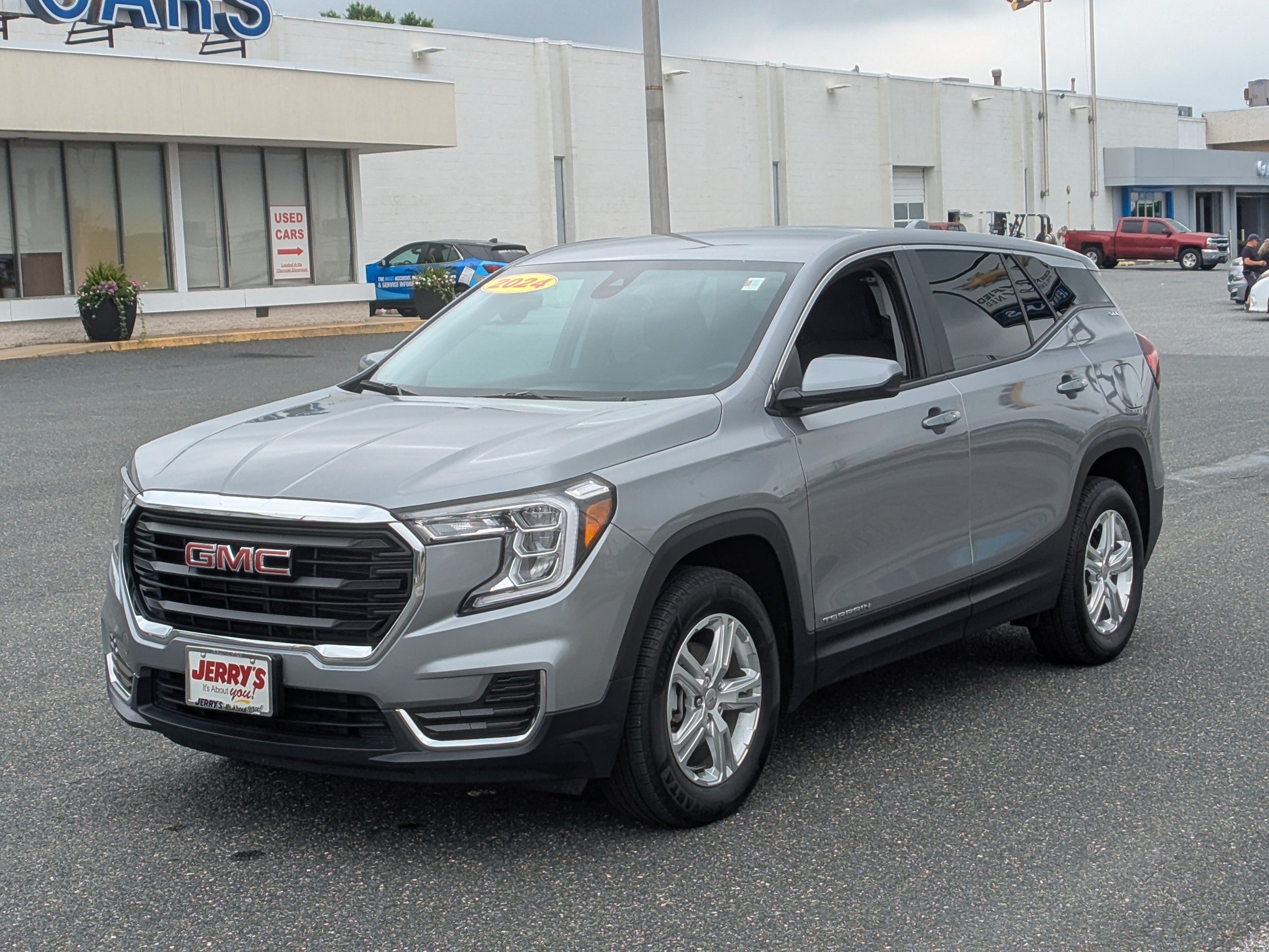 Used 2024 GMC Terrain SLE AWD/4WD image 4