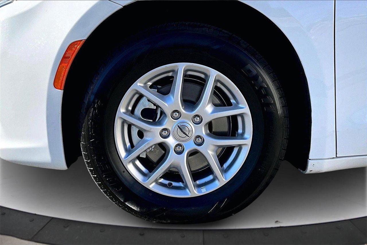 Certified 2024 Chrysler Pacifica Touring-L image 32