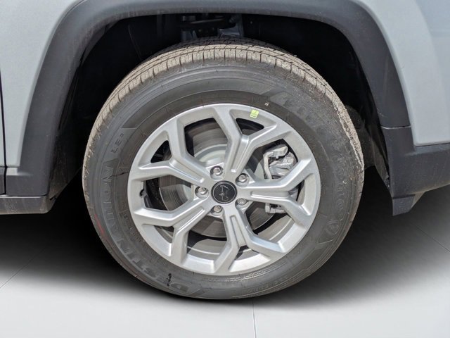 New 2026 Jeep Compass Latitude image 9