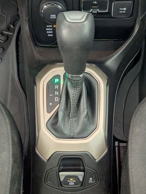 Used 2017 Jeep Renegade Latitude w/ Popular Equipment Group AWD/4WD image 21