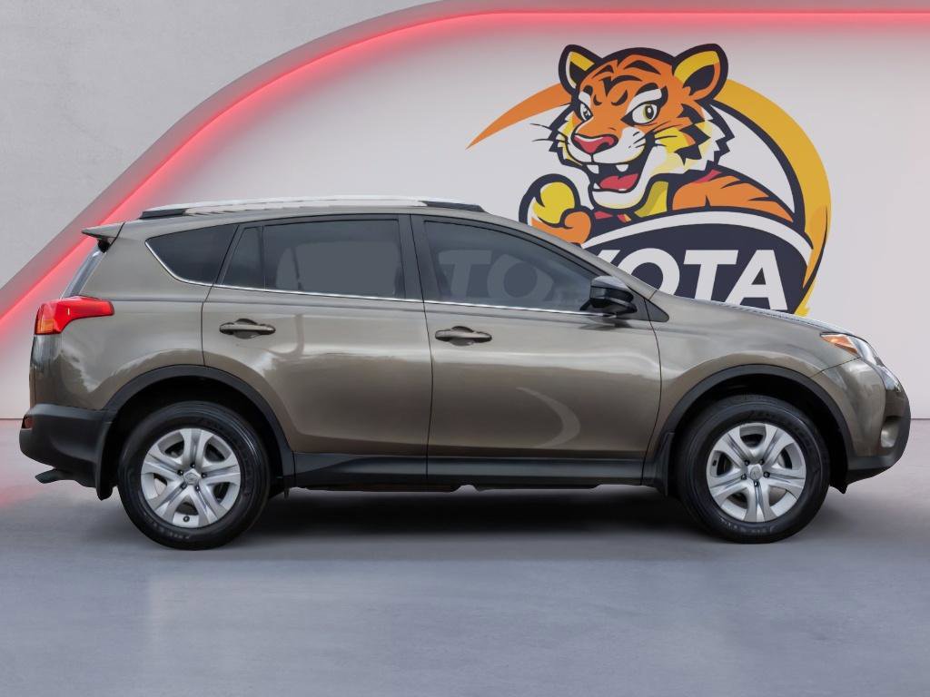 Used 2015 Toyota RAV4 LE image 4