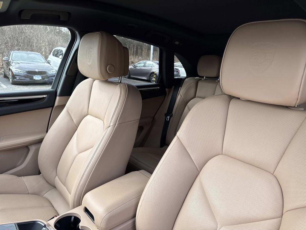 Used 2024 Porsche Macan AWD/4WD image 34