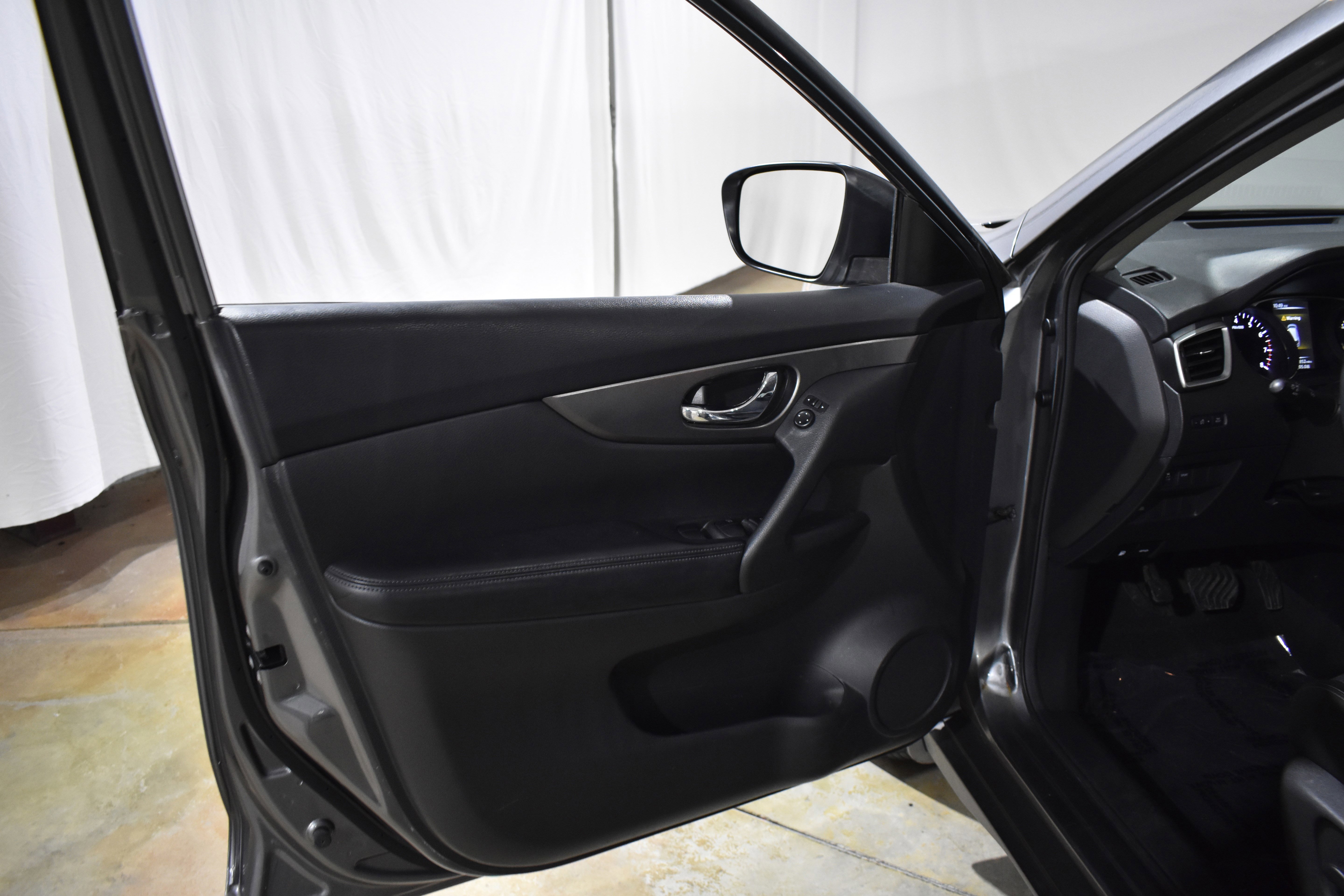 Used 2015 Nissan Rogue SV image 13