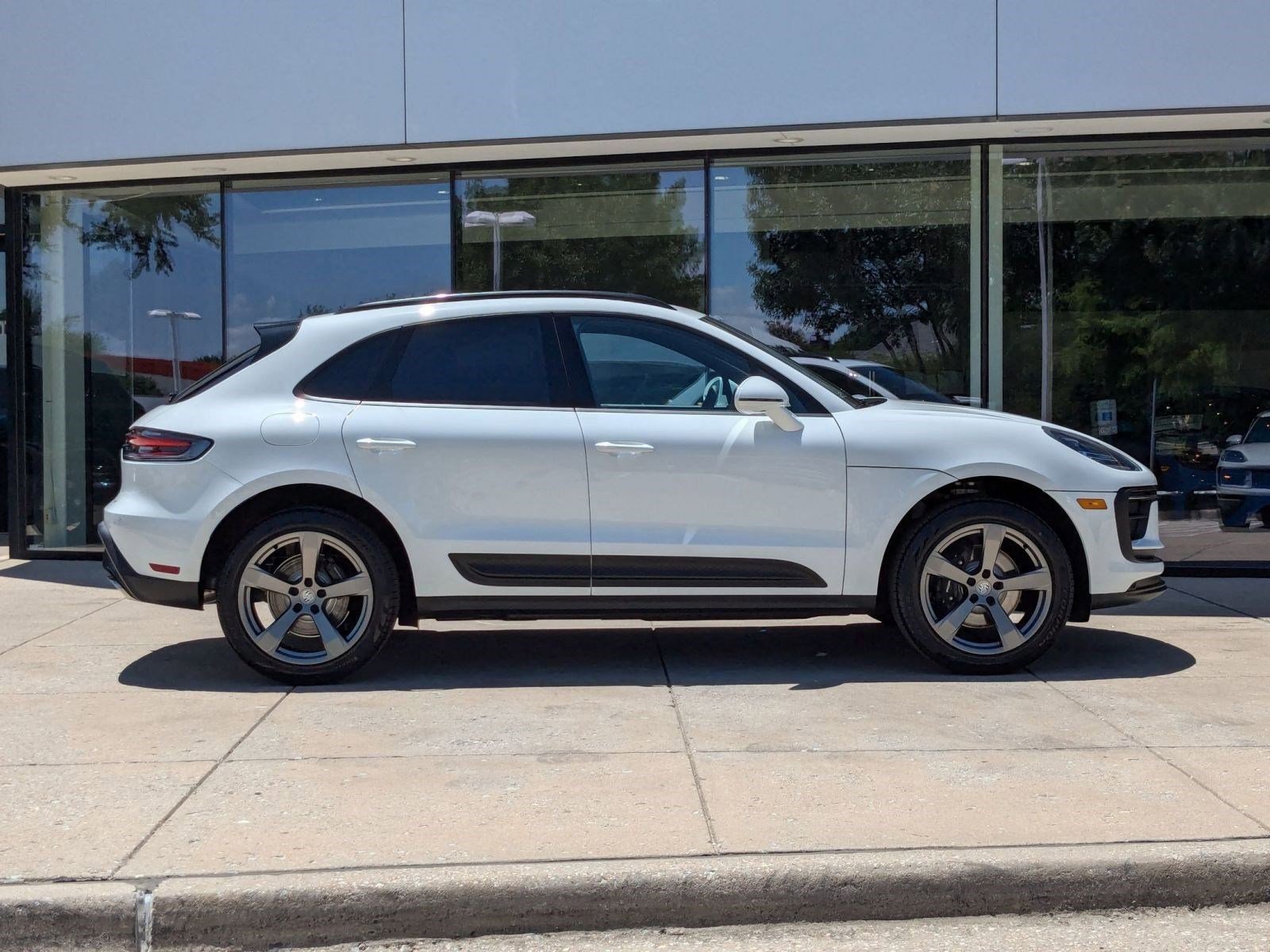 Used 2025 Porsche Macan image 8
