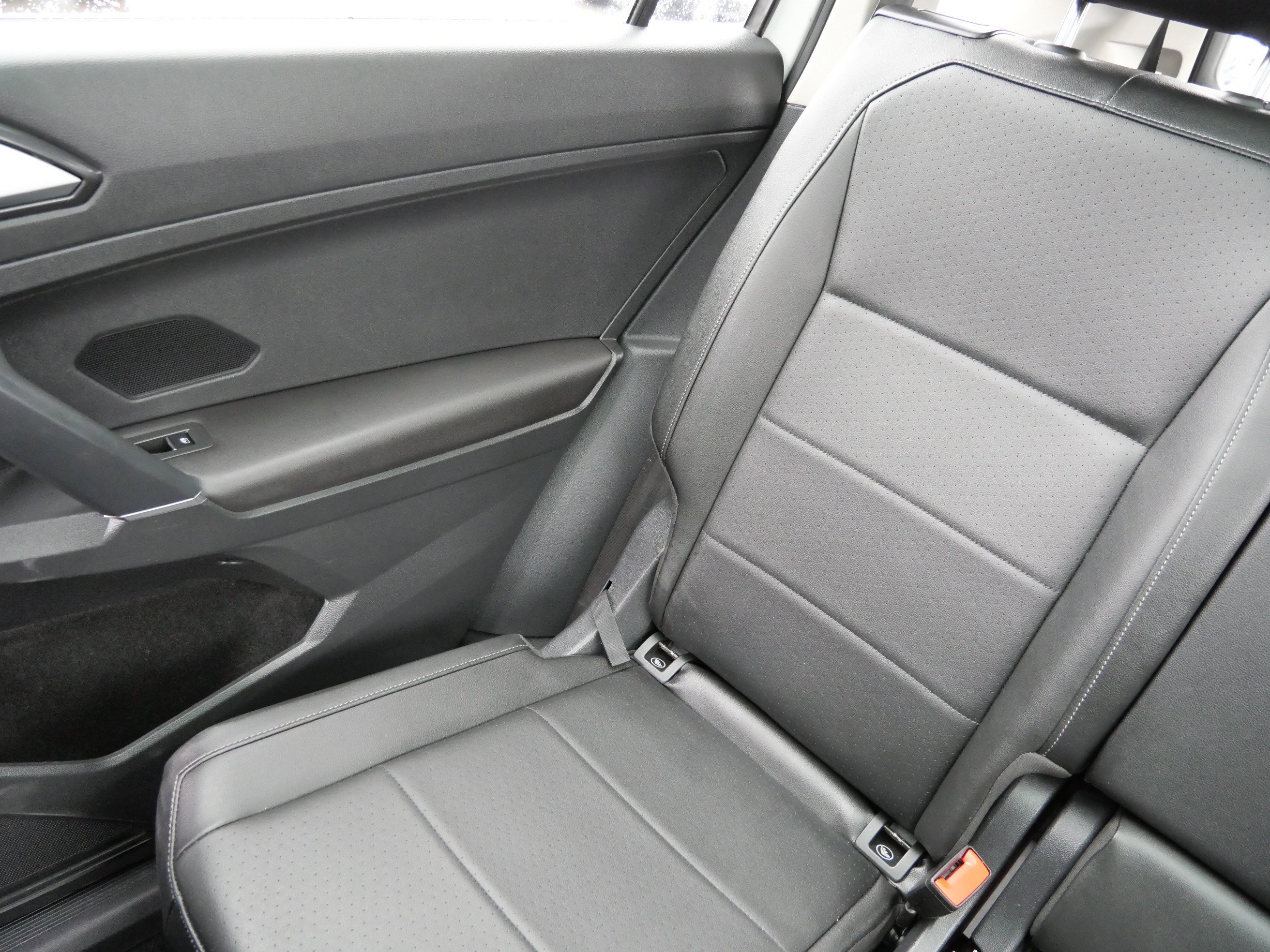 Used 2018 Volkswagen Tiguan SE w/ Panoramic Sunroof Package image 12