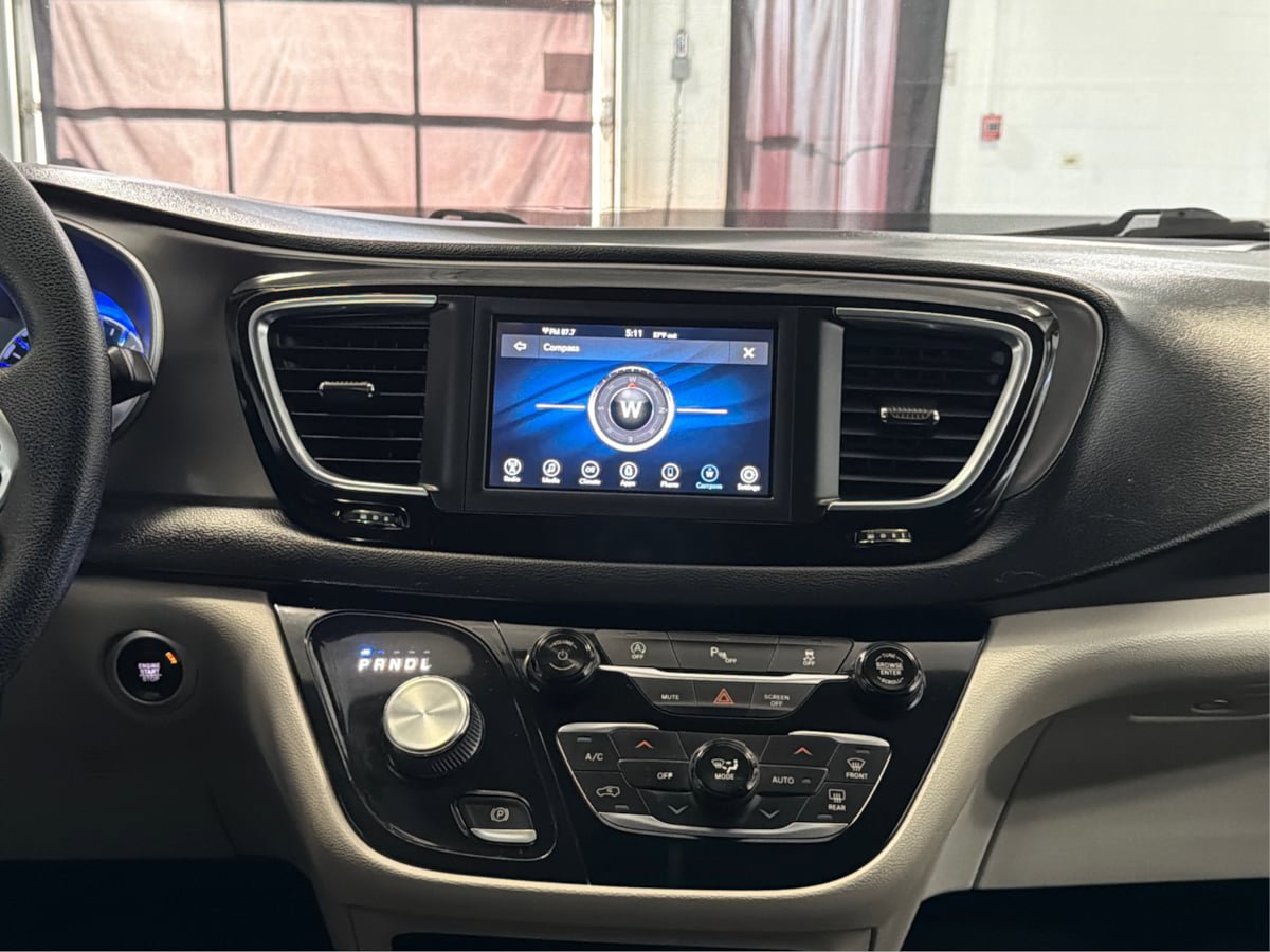 Used 2020 Chrysler Pacifica Touring w/ Tire & Wheel Group FWD image 29