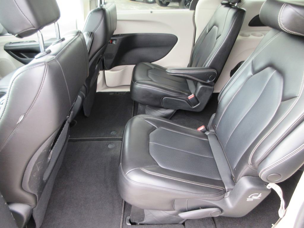 Used 2023 Chrysler Pacifica Touring-L image 12